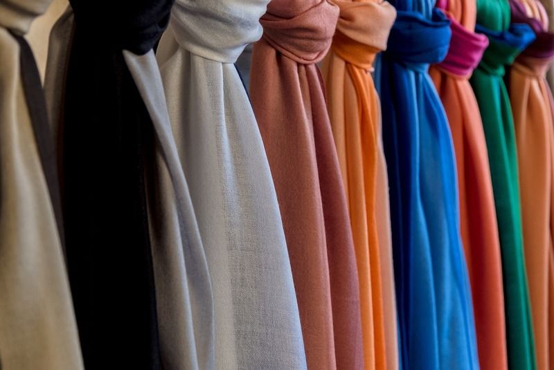 des écharpes colorées