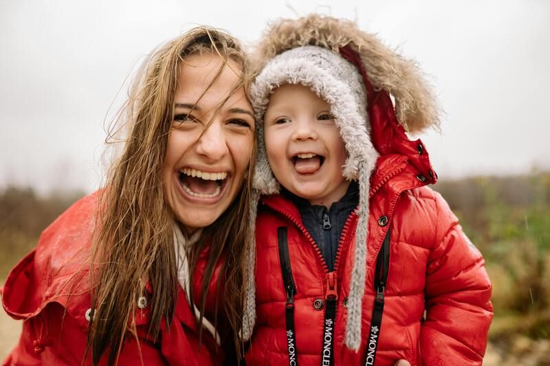 une petite fille sous la pluie