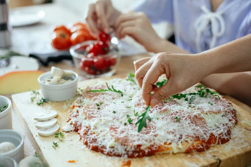 Préparation pizza en famille