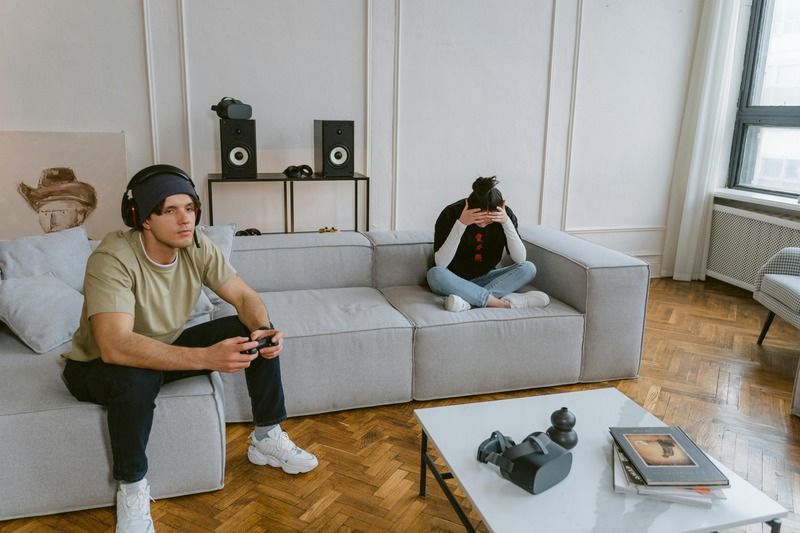 homme jouant à son jeu