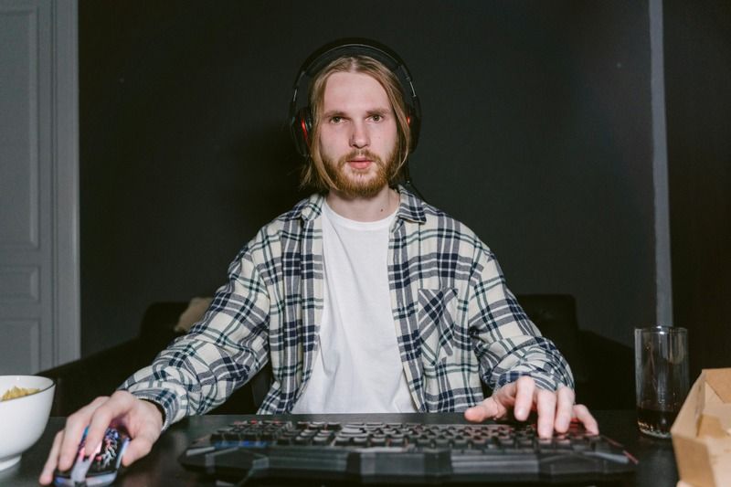 un gamer avec son casque bluetooth
