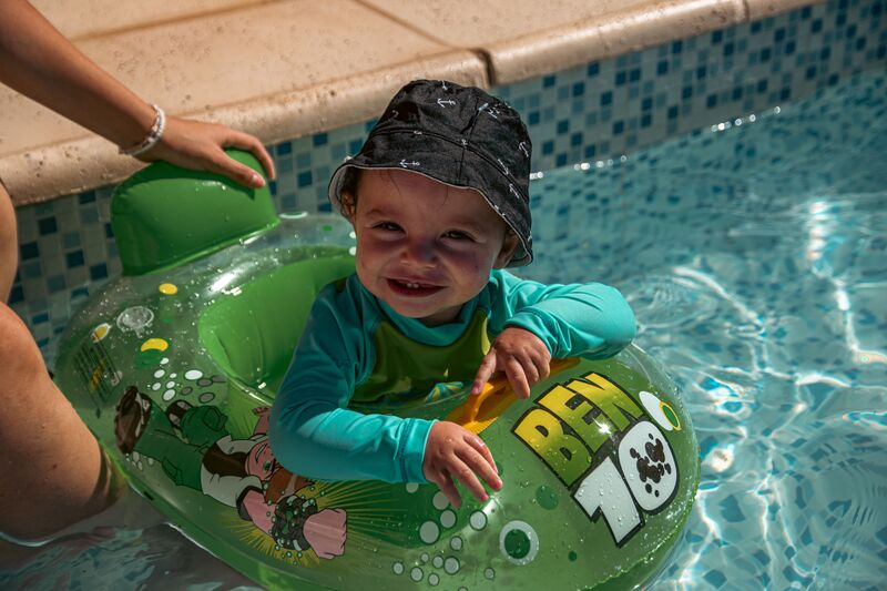 bebe à la piscine