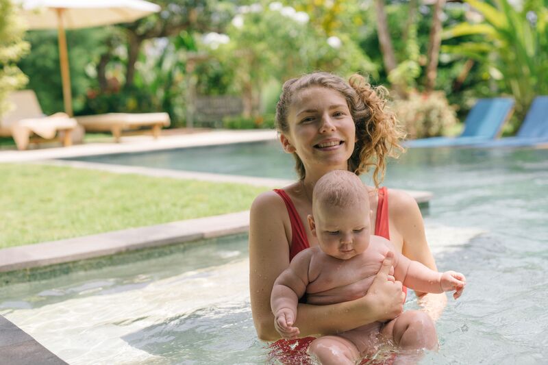 maman et bébé en vacances